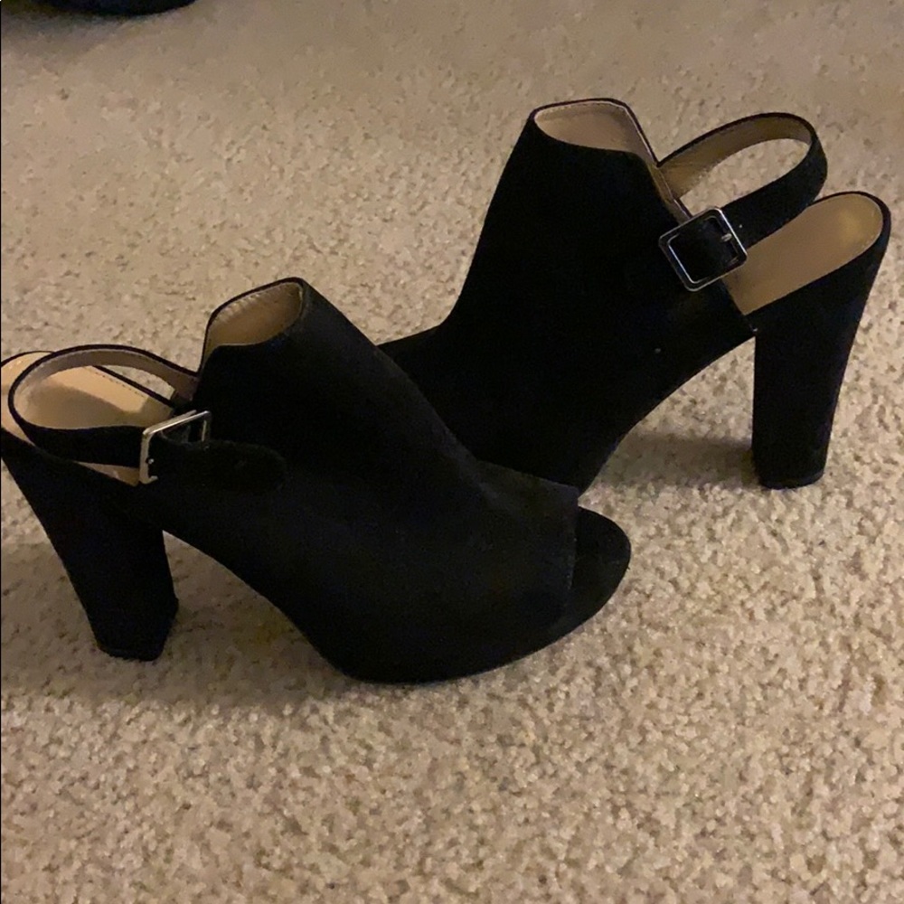 Heels with peep toe and side buckle.